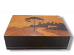 DIVERSOS, uma (1) caixa porta joias retangular confeccionada em madeira com decoração de paisagem em marchetaria, apresentando ranhuras, ausência da chave, interior em tecido na tonalidade azul com desgastes, medindo 7,5x26x18cm.