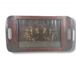 DIVERSOS, uma (1) bandeja retangular confeccionada em madeira, centro aplicado com paisagem flores e folhagens bordados sobre madeira (apresentando fissuras) protegido em vidro, alças laterais vazadas, medindo 43x24cm.