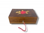 DIVERSOS, uma (1) caixa porta joias retangular confeccionada em madeira com decoração de flor e folhagens em marchetaria, acompanha chave, apresentando ranhuras, medindo 7x22x14cm.