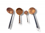 COBRES, lote com quatro (4) peças confeccionadas em cobre com cabo em madeira torneada, sendo: 2 espumadeiras, maior medindo 40,5cm e menor 22,5cm, 1 concha, medindo 38cm de comprimento e 1 frigideira, medindo 28cm.