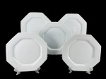 PORCELANA SCHMIDT, cinco (5) pratos rasos sextavados confeccionados em porcelana na tonalidade branca, medindo 26,5x26,5cm, 1 bicado.