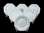 PORCELANA SCHMIDT, seis (6) pratos para sobremesa sextavados confeccionados em porcelana na tonalidade branca, medindo 19,5x19,5cm.