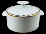 PORCELANA RENNER MEDAILLON, uma (1) sopeira confeccionada em porcelana na tonalidade branca com borda filetada a ouro e pega da tampa no feitio de disco, medindo 15x25x20cm.