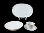 PORCELANA RENNER MEDAILLON, lote com três (3) peças confeccionadas em porcelana na tonalidade branca com borda filetada a ouro, sendo: A) 1 travessa oval, medindo 36x24,5cm, B) 1 saladeira, medindo 6x23,5cm e C) 1 molheira fixada ao presentoir, medindo 7x17x10cm.