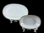 PORCELANA RENNER MEDAILLON, duas (2) travessas ovais confeccionadas em porcelana na tonalidade branca com borda filetada a ouro, medindo 34x23,5cm e 23,5x16cm.
