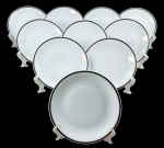PORCELANA RENNER MEDAILLON, dez (10) pratos para sobremesa confeccionados em porcelana na tonalidade branca com borda filetada a ouro, 1 bicado na borda, medindo 17,5cm.