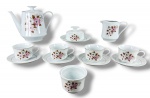 PORCELANA REAL, parte de serviço para chá confeccionado em porcelana na tonalidade branca com pintura de flores e folhagens em policromia e filetes em ouro, sendo: A) 1 bule para chá, medindo 16,5x21x9,5cm, B) 1 leiteira, medindo 10x13,5x7,5cm, C) 1 manteigueira, medindo 7x15cm, D) 1 açucareiro sem tampa, bicado na borda, medindo 7,5x10,5cm e E) 4 xícaras para chá com seus respectivos pires, medindo 6x11x8,5cm.