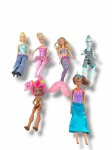COLECIONISMO, lote composto por seis (6) bonecas antigas da marca Mattel, em material plástico, modelos variados, incluindo bonecas estilo Barbie, bailarina, sereia e personagem com visual fantasia/monster, com roupas e acessórios variados em tecido e plástico, apresentando sinais de uso, maior medindo 33cm e menor 22cm.