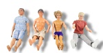 COLECIONISMO, lote composto por quatro (4) bonecos masculinos antigos/articulados, em material plástico, estilo Ken, sendo um (1) da marca Estrela, dois (2) da marca Mattel e um (1) da marca MEDIA, com roupas variadas em tecido, incluindo bermudas, calças e camisetas, apresentando sinais de uso, vendidos no estado da foto, medindo 30cm de altura.