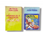 LIVROS, dois (2) livros antigos, sendo um exemplar Introdução à Linguagem Pascal, de Jim Welsh e John Elder, e um exemplar A Ilha Perdida, de Maria José Dupré, com capas brochura, sinais de manuseio, marcas do tempo, vide foto.