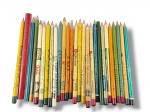 COLECIONISMO, vinte e sete (27) lápis antigos de marcas e modelos variados, incluindo lápis escolares, promocionais e publicitários, em diferentes cores e tamanhos, alguns apontados e com inscrições no corpo, apresentando sinais de uso.