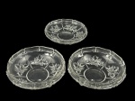 DEMI-CRISTAL, três (3) peças confeccionadas em demi cristal translucido com lapidação de flores e folhagens em relevo, caneluras e bordas em ondulações, sendo 2 tigelas, medindo 6x18cm e 1 bowl, medindo 3,5x15cm.