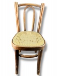 MOBILIARIO, uma (1) cadeira confeccionada em madeira, assento em palinha sintética, espaldar vazado, pés curvos com amarração cental e lateral, medindo 62x30x32cm.