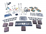 FERROMODELISMO, lote composto por diversas peças e acessórios para ferrorama, incluindo estruturas de pontes, bases, postes, placas, pequenas figuras, bicicletas, guarda-sóis, luminárias, peças de montagem e demais elementos cenográficos. Peças para composição de maquetes ferroviárias em miniatura, apresentando sinais de uso, sujidades, desgastes e possíveis faltas/avarias. Sem garantia de integridade ou completude.