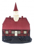 FERROMODELISMO, uma (1) edificação cenográfica em plástico para ferrorama, representando igreja/capela em estilo enxaimel, com telhado vermelho, torre central com campanário, portas, janelas aplicadas e base simulando pedra. Peça para composição de cenário ferroviário em miniatura, apresentando sinais de uso, possiveis percas na parte superior, medindo 19x15x10cm.