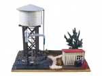 FERROMODELISMO, uma (1) maquete cenográfica para ferrorama, representando caixa dágua ferroviária elevada com tubulação, corrente e base decorada, acompanhada de pequena construção lateral, árvore e figura humana em miniatura. Peça para composição de cenário ferroviário, apresentando sinais de uso e pequenas perdas, medindo 3,5x17x10,5cm.