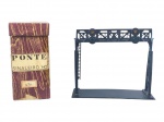 FERROMODELISMO, um (1) sinaleiro tipo ponte para ferrorama, em estrutura metálica na cor preta, com quatro sinais luminosos simulados e escada lateral, acompanhado de caixa original identificada Sinaleiro HO. Peça para composição de cenário ferroviário em miniatura, apresentando sinais de uso, medindo 11,5x14x5cm.
