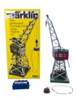 FERROMODELISMO, um (1) guindaste Märklin 7051 (Märklin, tradicional fabricante alemã de brinquedos e ferromodelismo, fundada em 1859, reconhecida mundialmente pela produção de trens em miniatura, acessórios ferroviários e sistemas em escala), em escala HO, com estrutura metálica, cabine vermelha, lança treliçada, gancho, eletroímã e controle remoto. Acompanha caixa original. Peça para composição de cenário ferroviário em miniatura, apresentando sinais de uso e desgastes na embalagem. Não testado e sem garantia de funcionamento, medindo 31cm de altura.