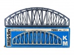 FERROMODELISMO, uma (1) ponte arqueada Märklin (fundada em 1859 por Theodor Friedrich Wilhelm Märklin em Göppingen, Alemanha, começou produzindo acessórios para casas de bonecas, mas tornou-se líder mundial em ferromodelismo de alta qualidade), escala H0, modelo 7263, para trilhos K/M, medindo 11x6,5x36cm. Acondicionado em caixa original com leves desgastes.