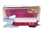 FERROMODELISMO, um (1) vagão ferroviário limpa-neve em miniatura, marca Rivarossi (tradicional fabricante italiana de ferromodelismo, reconhecida pela produção de locomotivas, vagões e acessórios em escala, especialmente em HO). Modelo em material sintético, na cor vermelha, com pá frontal prateada e identificação M&StL  Minneapolis & St. Louis. Acompanha caixa original em acrílico/plástico, com sinais de uso e desgastes. Peça usada, não testada e sem garantia de funcionamento. Medindo 4,5 x 14 x 3,5 cm. Apresenta pequena quebra, vide foto.