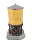 FERROMODELISMO, uma (1) torre dágua para maquete ferroviária, marca TYCO-KIT / Pola, produzida na Alemanha Ocidental. Peça em material plástico, caixa na tonalidade marrom claro, cobertura cinza, estrutura de sustentação marrom, escada lateral e base simulando terreno. Apresenta sinais de uso, pontos de cola aparentes e desgastes, conforme fotos, medindo 14,5x10,5x9cm.