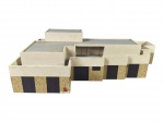 FERROMODELISMO, uma (1) maquete para ferrorama, representando estação/edificação ferroviária em estilo moderno, confeccionado em material plástico, com volumes geométricos, áreas compartimentadas, plataformas e fachada com painéis em tom escuro e revestimento marmorizado sintético. Peça para composição de cenário ferroviário, apresentando desgastes e pequenos sinais de uso, medindo 9x31x19cm.