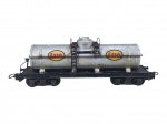 FERROMODELISMO, um (1) vagão-tanque em miniatura, marca Märklin (tradicional fabricante alemã fundada no século XIX, reconhecida mundialmente pela produção de trens elétricos, locomotivas, vagões e acessórios de ferromodelismo), com identificação Esso (companhia petrolífera internacional de origem norte-americana, ligada historicamente à Standard Oil, marca amplamente associada a combustíveis e lubrificantes). Modelo em metal e plástico rígido, com tanque cilíndrico na cor prata, base preta e escadas laterais. Peça usada, apresentando sinais do tempo, oxidações, desgastes na pintura e sujidades, conforme fotos. Não testado e sem garantia de funcionamento, medindo 4x14,5x3cm.