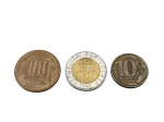 NUMISMÁTICA, três (3) moedas estrangeiras, sendo uma de 100 pesos da República do Chile, uma de 100 escudos da República Portuguesa, ano 1990, e uma de 10 rublos da Rússia, ano 2010. Peças em metais diversos, medindo 2,5cm / 2,5 cm e 2cm.