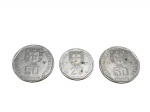 NUMISMÁTICA, três (3) moedas da República Portuguesa, sendo duas de 50 escudos e uma de 20 escudos, em metal prateado, com brasão português no anverso e motivos náuticos/ornamentais no reverso, medindo 3cm e 2,5cm;