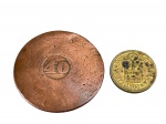 NUMISMÁTICA, duas (2) moedas estrangeiras, sendo uma moeda maior em metal acobreado, com valor 40 ao centro e reverso com ramos ornamentais, medindo 4cm, e uma moeda portuguesa de 5 escudos, ano 1992, medindo 2cm. Vendidas no estado em que se encontram.