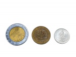 NUMISMÁTICA, três (3) moedas estrangeiras, sendo uma da República Italiana de 500 lire, medindo 2,5cm, uma da Alemanha de 10 pfennig, ano 1985, medindo 2cm, e uma da Suíça de 1/2 franc, ano 1991, medindo 1,7cm.