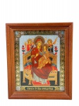 ARTE SACRA, um (1) ícone religioso emoldurado, representando Nossa Senhora entronizada com o Menino Jesus, ladeada por anjos, com rica ornamentação em tons dourados, vermelhos e verdes. Moldura em madeira, vidro de proteção e inscrição na parte inferior, medindo 15,5x13,5cm.