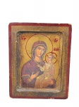 ARTE SACRA, um (1) ícone bizantino representando Nossa Senhora com o Menino Jesus, em placa retangular em madeira com acabamento dourado e borda em tom vermelho, medindo 17x13,5cm. Leves desgastes na madeira.