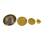NUMISMÁTICA, quatro (4) medalhas em metal dourado/bronze, sendo uma medalha religiosa com representação de Nossa Senhora, medindo 9cm , uma medalha circular grande referente a salão de artes plásticas/desenho, medindo 7cm, uma medalha circular menor referente a salão de pintura, medindo 5cm e uma pequena medalha dourada com argola, medindo 3cm.