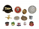 COLECIONISMO, doze (12) broches, pins e medalhas diversas, em metais dourados e prateados, com aplicações esmaltadas e temas variados, incluindo aviação, brasões, cidades, símbolo naval e medalhas comemorativas, maior medindo 4x5cm 3 menor 1cm.