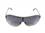 ACESSÓRIO FEMININO, um (1) óculos de sol com armação em metal com esmaltagem fumê, lentes na tonalidade preta, frente com aro superior em ondulações, apresentando fissuras na lente (necessita troca) e leves pontos de oxidação, medindo 5x14,5x16cm.
