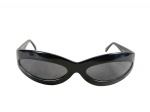 ACESSÓRIO FEMININO, um (1) óculos de sol da marca BLACK FLYS com armação em baquelite ou plástico na tonalidade preta, lentes na tonalidade preta com riscos, apresenta sinais de uso, medindo 4x14,5x16cm.