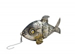 ESCULTURA, uma (1) escultura articulável confeccionada em metal espessurado a prata representando peixe, apresenta falhas na prateação, medindo 14x7,5cm.