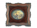 QUADRO, uma (1) pintura sobre celuloide celuloide representando cena galante em policromia, com moldura recortada e ornamentada, acabamento em veludo em tom terrosos, moldura com realces em verde, medindo 14x15 e pintura 5,5x7cm.