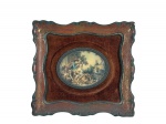 QUADRO, uma (1) pintura sobre celuloide celuloide representando cena galante em policromia, com moldura recortada e ornamentada, acabamento em veludo em tom terrosos, moldura com realces em verde, medindo 14x15 e pintura 5,5x7cm.