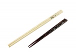 DIVERSOS, dois (2) pares de hashi/palitos orientais, sendo: a) par em tom claro com decoração pintada, possivelmente osso e um par em madeira em tom escuro com aplicações decorativas em madre pérola.