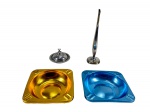 METAL PRATEADO, lote com quatro (4) peças, sendo: A) 1 vaso solifler confeccionado em metal espessurado a prata, apresentando falhas na prateação e mossa na ponta, medindo 20cm de altura, B) 1 mantegueira em metal prateado, tampa escalonada e pega da tampa no feitio de lua, medindo 5,5x8,5cm, leves mossas e C) 2 cinzeiros em alumínio com pintura dourada e azul, medindo 13x13cm.