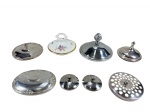 METAL PRATEADO e PORCELANA, lote com oito (8) tampas de modelos, tamanhos, decorações e materiais distintos, sendo 3 em inox, 4 em metal prateado e 1 em porcelana, maior medindo 7,5x12,5cm e menor 2,5x5,5cm.