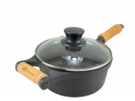 DIVERSOS, uma (1) panela confeccionada em ferro fundido da manufatura FUNDIÇÃO SANTANA, esmaltado na tonalidade preta, tampa em vidro temperado e alças em madeira torneada, capacidade de 0,500 litros, medindo 12x33x15cm.