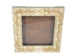 DIVERSOS, um (1) porta retrato confeccionado em madeira com incrustação de placas de osso lapidadas por cobras e elementos geométricos e frente em vidro, medindo 20x20cm.