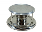 METAL PRATEADO, um (1) rechaud da manufatura RIVA, estrutura em metal espessurado a prata com fogareiro, prato superior em alumínio, apresentando leves sinais de uso, medindo 8x15,5cm.