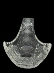 CRISTAL, uma (1) cesta decorativa confeccionada em cristal translucido, ricamente lapidado por elementos geométricos, palmas e estrelas em baixo relevo, alça central fixa e recortes na borda, medindo 14,5x14,5x11cm.