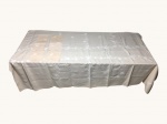 CAMA, MESA & BANHO, uma (1) toalha de mesa retangular confeccionada em linho na tonalidade bege com bordado floral na tonalidade branca, acompanha 6 guardanaos, toalha medindo 250x160cm e guardanapos 40x40cm.
