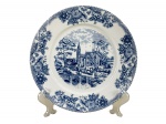 PORCELANA VERBANO, um (1) prato decorativo confeccionado em porcelana argentina na tonalidade branca, com reprodução de cena inglesa de carruagem e elementos florais na tonalidade azul, medindo 20cm.