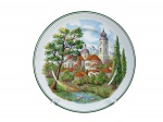 PORCELANA REAL, um (1) prato decorativo confeccionado em porcelana na tonalidade branca, com pintura de paisagem campestre e alpina da Europa Antiga em policromia com borda filetada na cor verde, medindo 26cm de diâmetro.